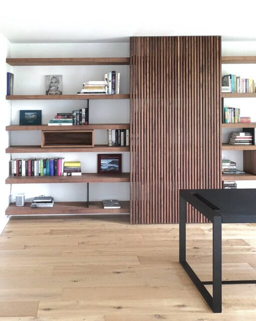 Design @rooots.be & @studiovagant 
Crafts @rooots.be 
#custommadefurniture  #carpentry #bookshelf #walnut #workingfromhome #lovedesign