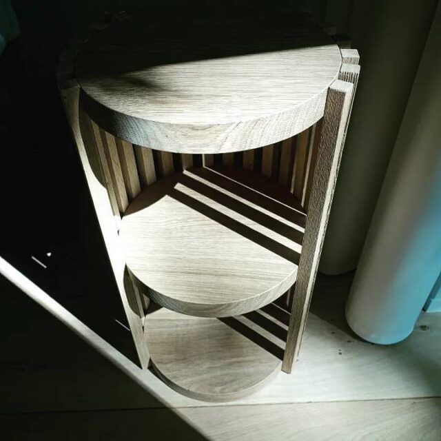 #sidetable 
Design @caanarchitecten 
Crafts @rooots.be 

#oakfurniture #craftmanship #simplicity #realwoodfeeling #cosyhome #cosynights #nicehouse